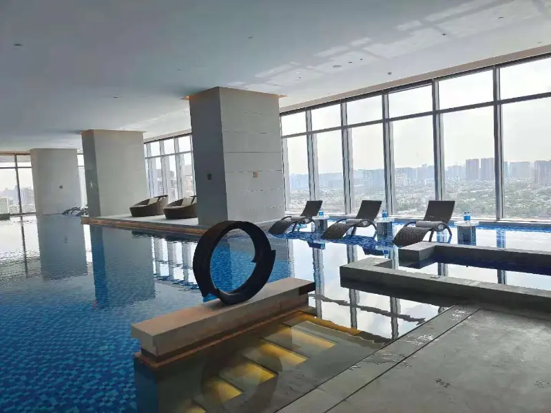 Blueway Swimming Pool Heat Pump နှင့် Air Conditioner System သည် Chengdu Bay Hotel Sky Infinity Pool တွင် တစ်နှစ်ပတ်လုံး သက်တောင့်သက်သာရှိစေသည် ။
